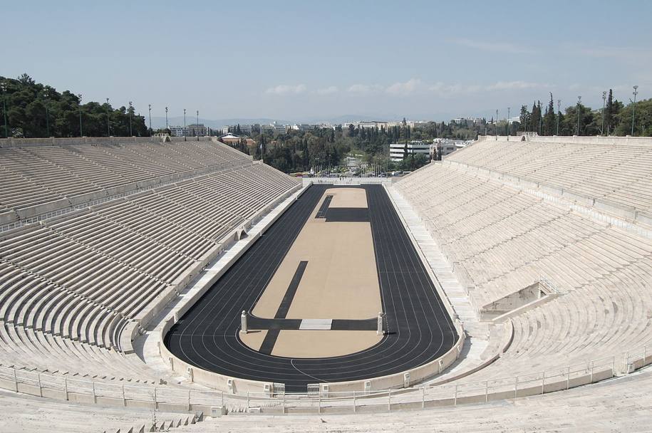 Antichità: Lo “Stadio di tutti gli Ateniesi”, il Panathinaiko Stadium. Scoperto nel 1870 e portato alla luce dagli archeologi, è stato più volte sistemato adottando le dimensioni originarie. E’ costruito interamente in marmo pentelico, per una capienza totale di circa 80000 posti. 
